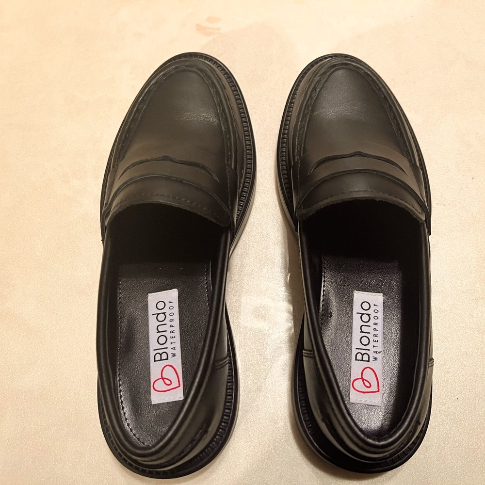 Blondo black leather waterproof loafers, NIB. Never worn!!!